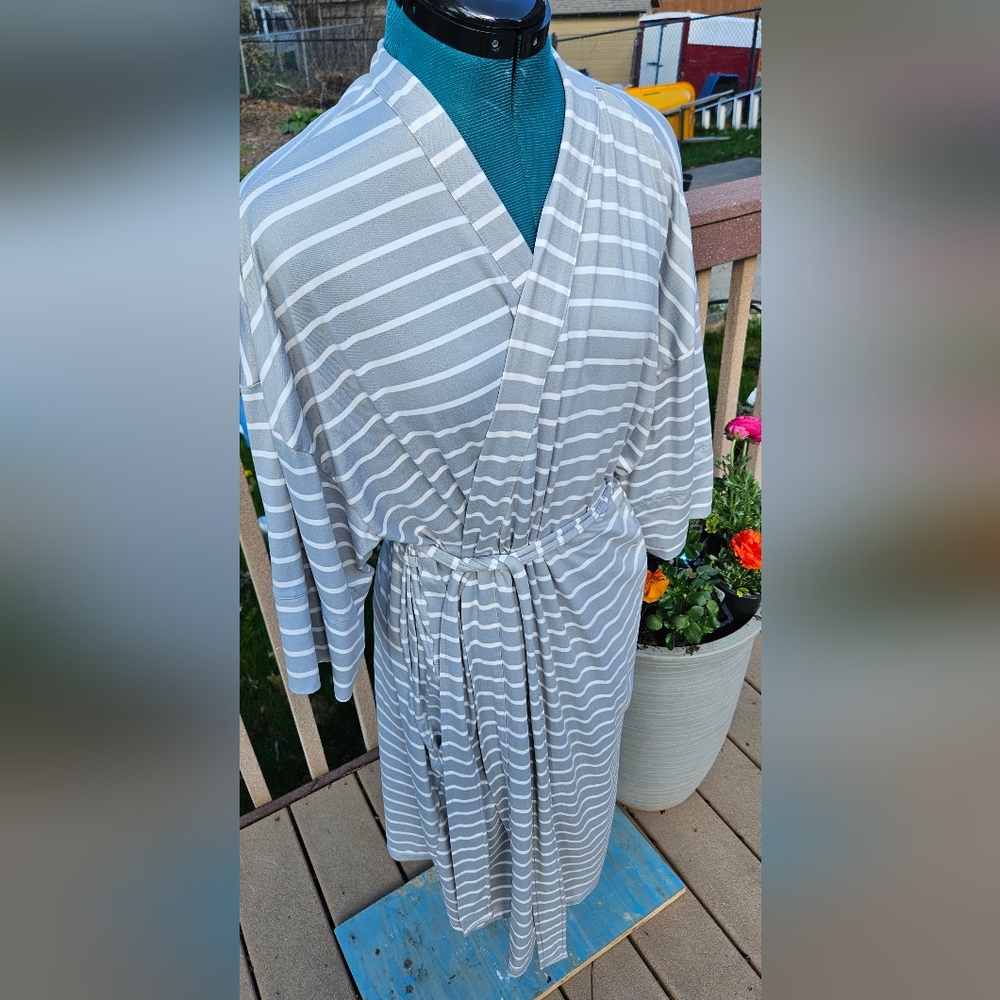Gray and White Robe - Picture 4 of 5